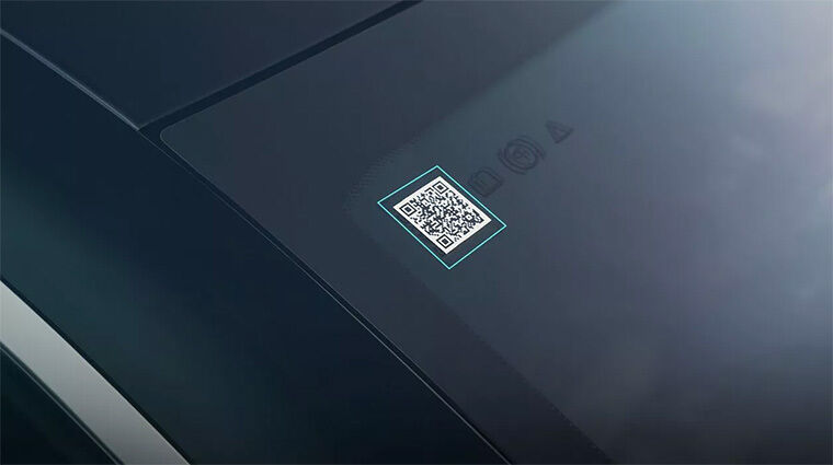 Apposé sur le pare-brise, le QR code permet aux secours d’accéder rapidement aux informations techniques du véhicule. Image