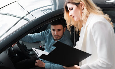 Vente de voiture Les concessionnaires continuent à avoir la main lourde sur les frais annexes