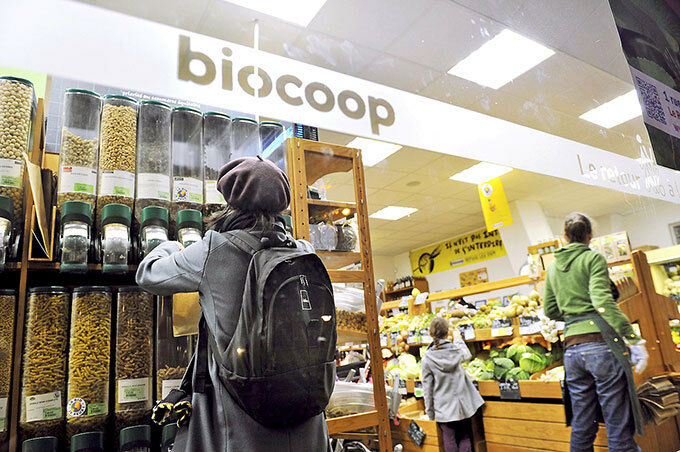 La vente de produits en vrac constitue la colonne vertébrale des magasins Biocoop. La vente de produits en vrac constitue la colonne vertébrale des magasins Biocoop.