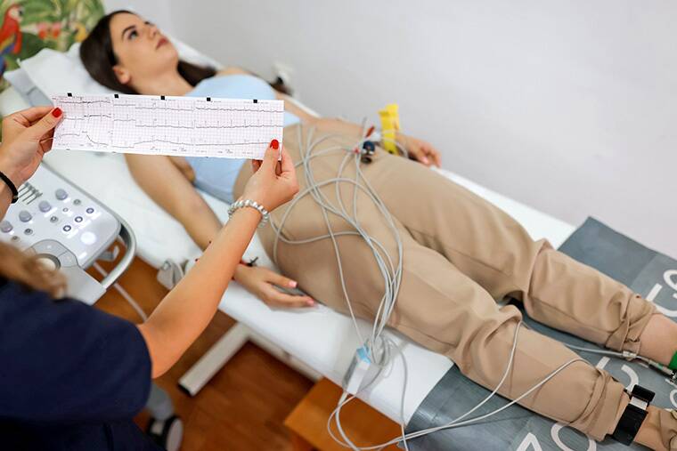 Signes digestifs, douleur dorsale aiguë, oppression… les symptômes féminins de l’infarctus sont parfois atypiques. Image